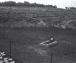 קבר-דסברג-בבית-העלמין-בכפר-עציון